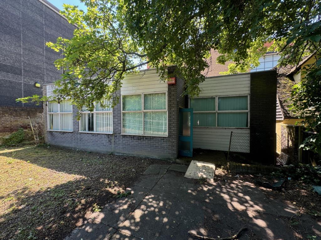 Lot: 80 - FREEHOLD PREMISES - Rear of property